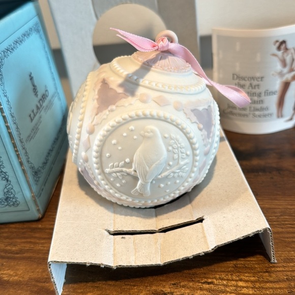 Lladro Bola Navidad Christmas Ornament in Box #5656 Dated 1989 Pink/White Ball - Picture 3 of 8